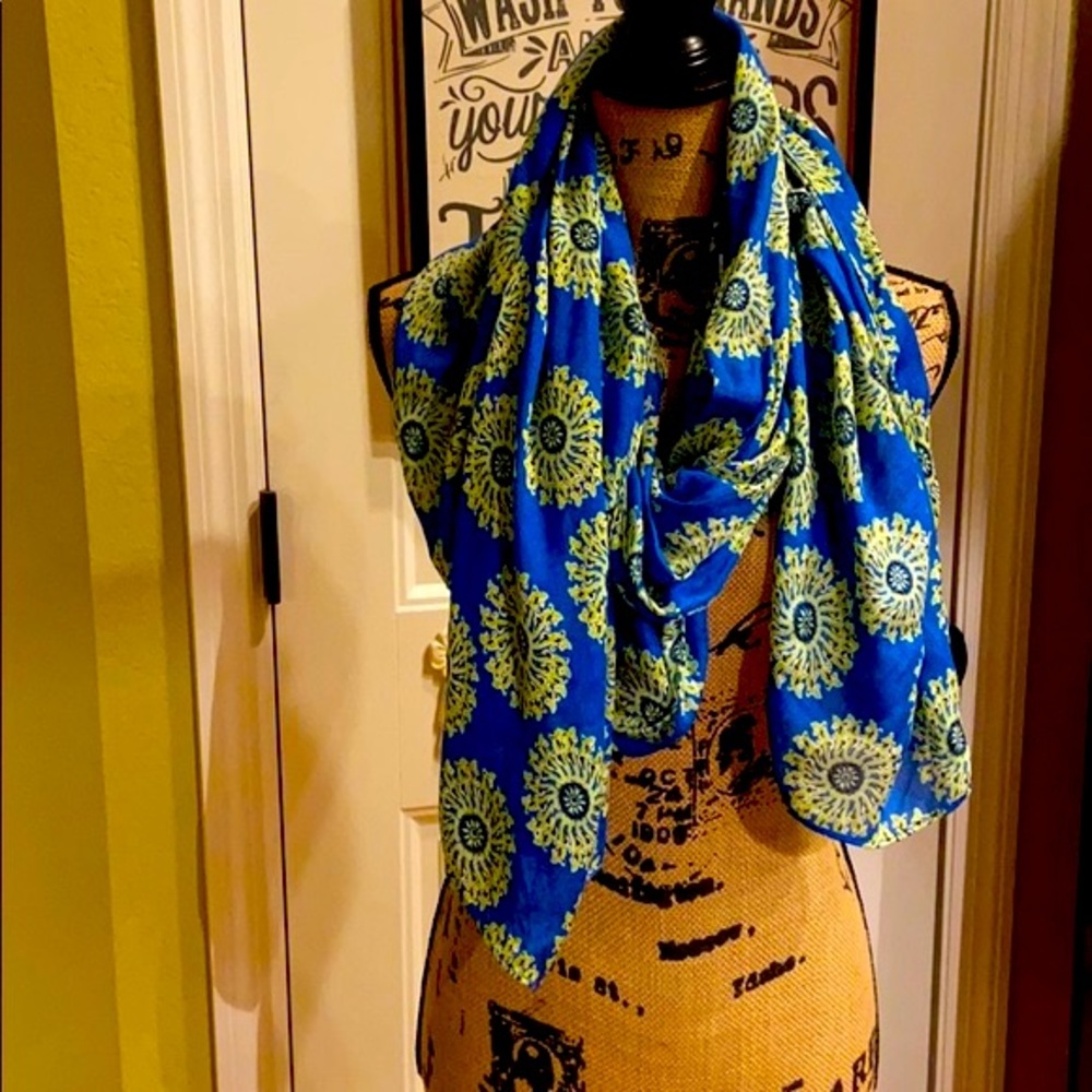 💕 NWOT Crown & Ivy Stunning Scarf Blue &  Lime greenl !  L@@k!!!